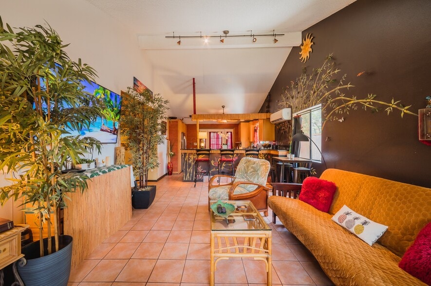 Open vaulted ceilinghs Mainhouse 3/2 House-Share. - 281 Kaikea St