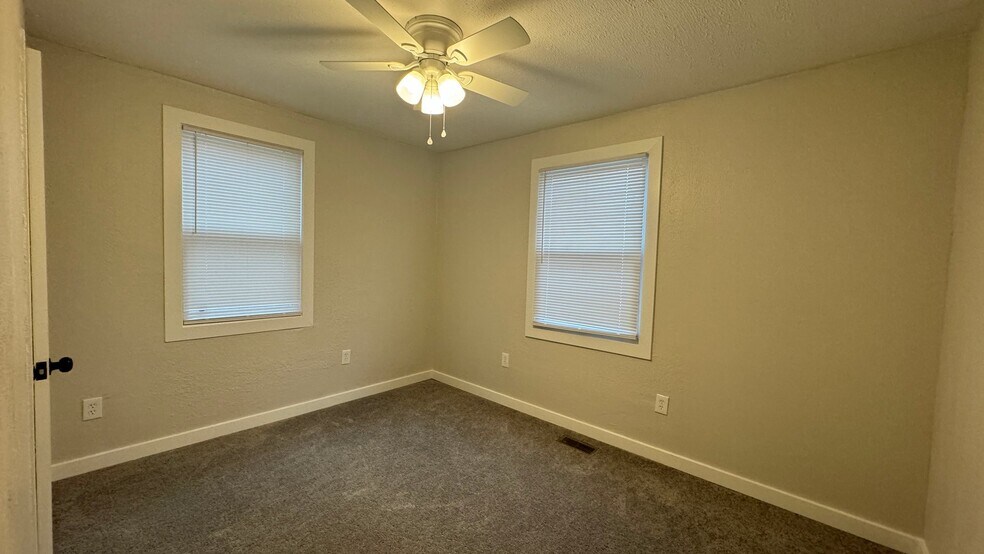 Building Photo - 305 Deal Dr