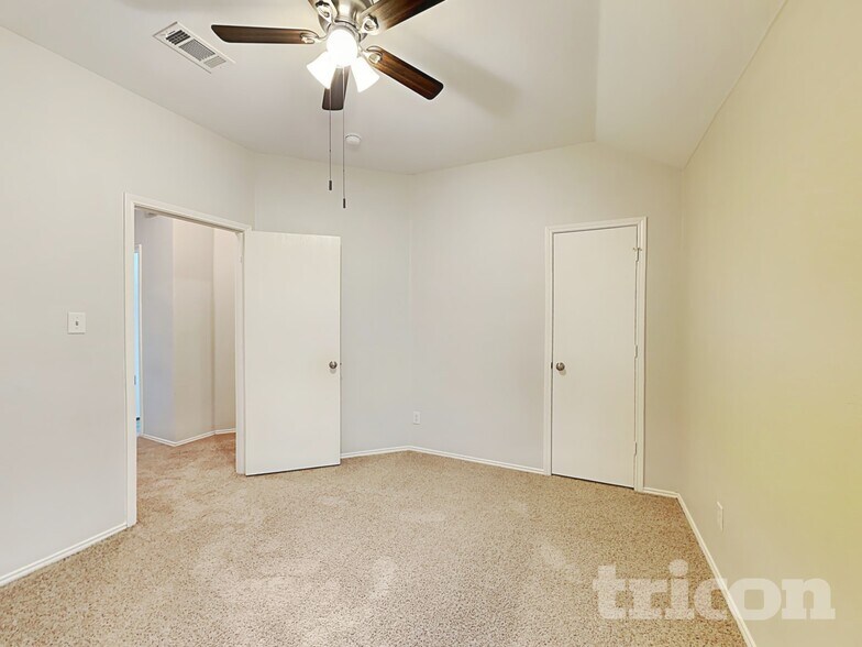 Building Photo - 1615 Hillside Dr