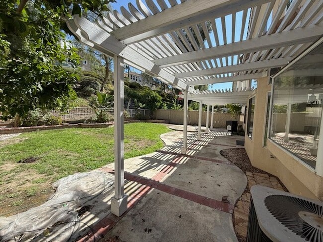 Building Photo - 4 bed / 2.5 bath plus large loft/family ro...