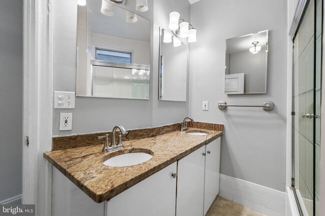 Building Photo - 145 D St SE