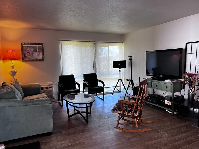 Building Photo - 2119 Via Puerta