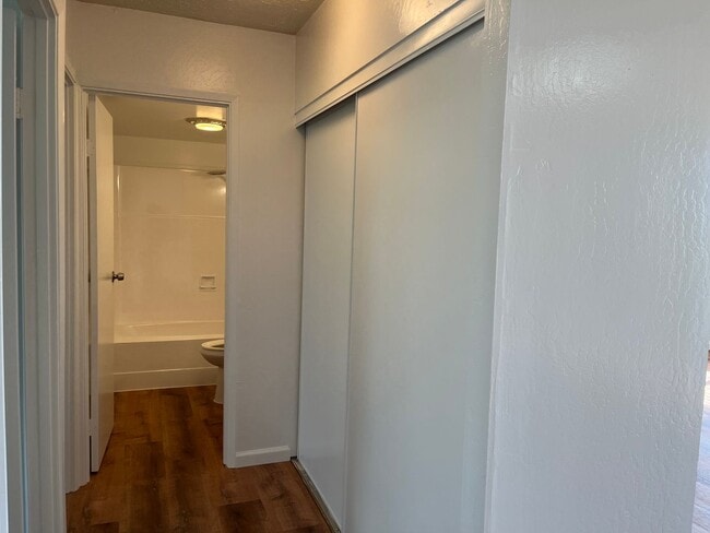 Building Photo - Nahoa Apartments - 2 bedrooms, 1 bath unit w/ 1 parking stall - Avail now!