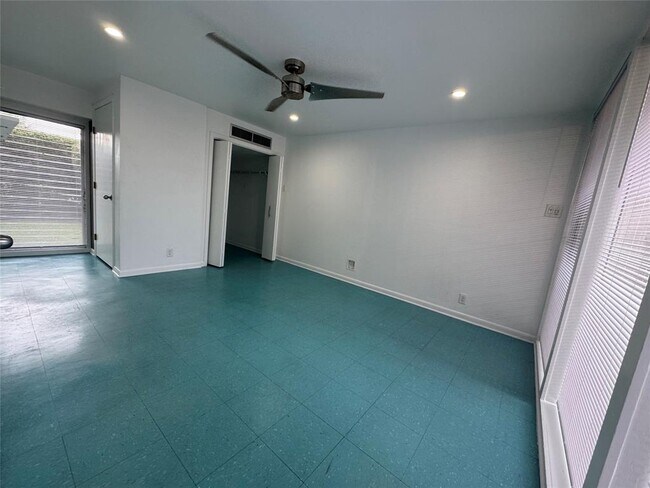 Building Photo - 1310 Harbor View Dr