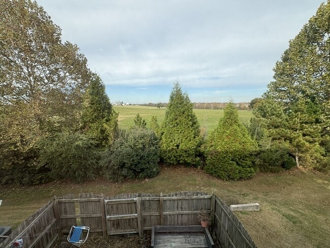 Building Photo - Upscale Townhome Near I-24