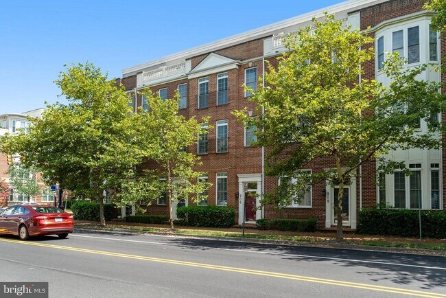 Primary Photo - 906 Slaters Ln