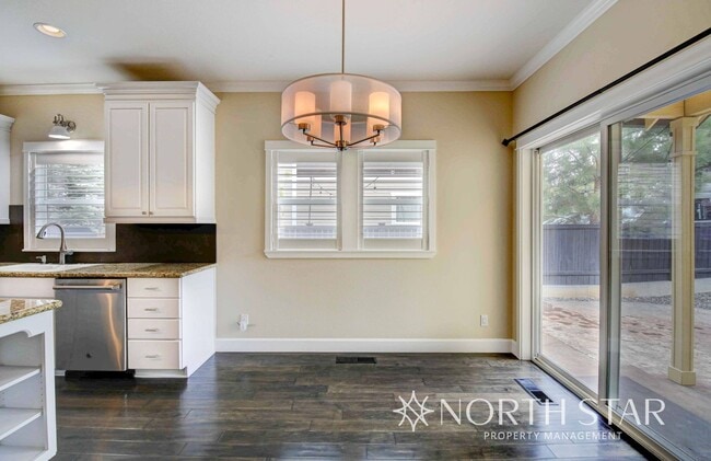 Building Photo - Stunning 3 bed/3 bath in Summit West