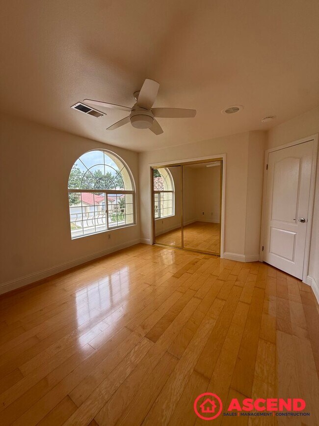 Building Photo - Spacious 4 Bed / 3 Bath Home in Haggin Oaks!