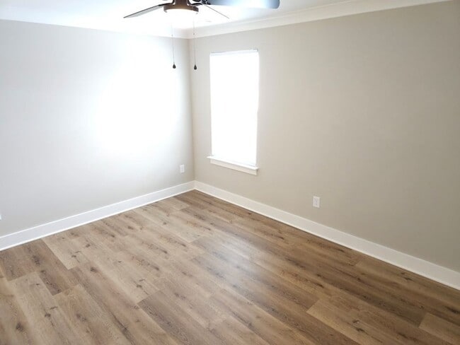 Building Photo - 719 Crestland Ave