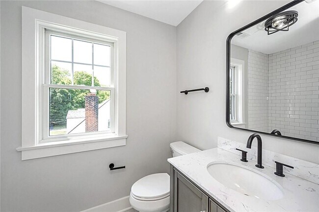 Building Photo - 10 Underhill Pl