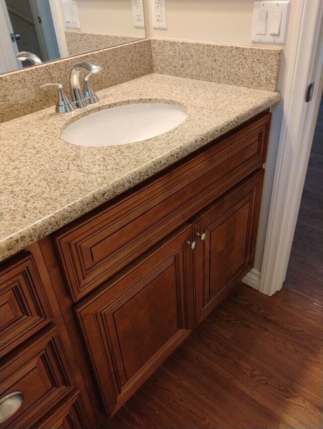 Building Photo - Like new 4 BR/3 Full Baths