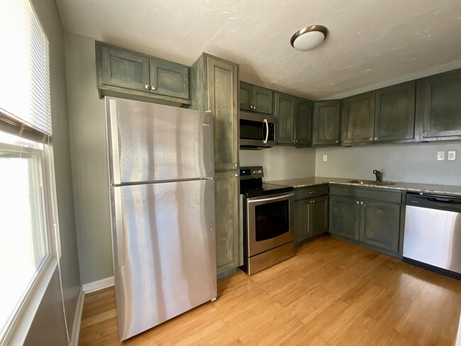 Building Photo - 411 S Hill Ave