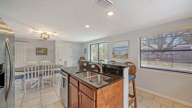 Building Photo - 6061 Border Ln