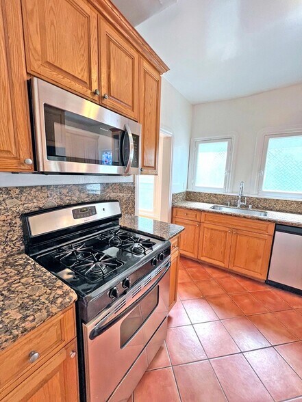 Building Photo - 335 N Orange Grove Ave