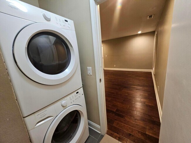 Building Photo - 402 W 3rd Ave