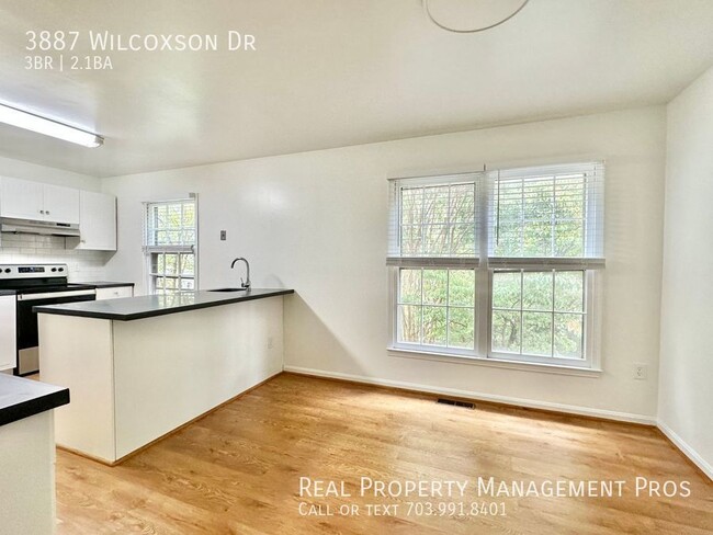 Building Photo - Gorgeous End Unit in Fairfax City!