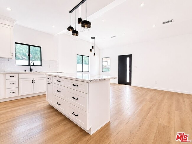 Building Photo - 818 N Genesee Ave