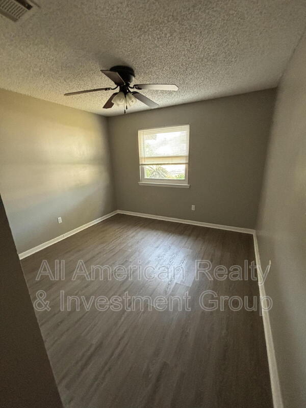 Building Photo - 717 Clark Dr