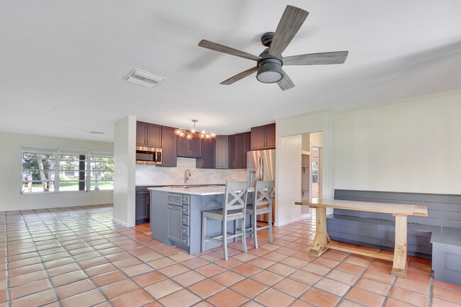 Building Photo - 8336 SE Palm St