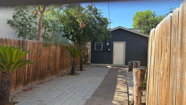 Building Photo - 907 Laredo St