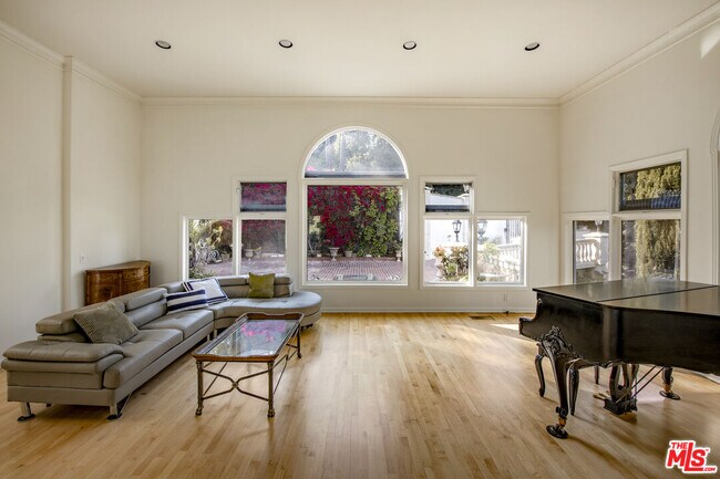 Building Photo - 3780 1/2 Multiview Dr