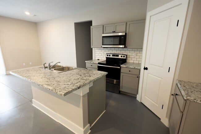 Building Photo - 804 N Custer St