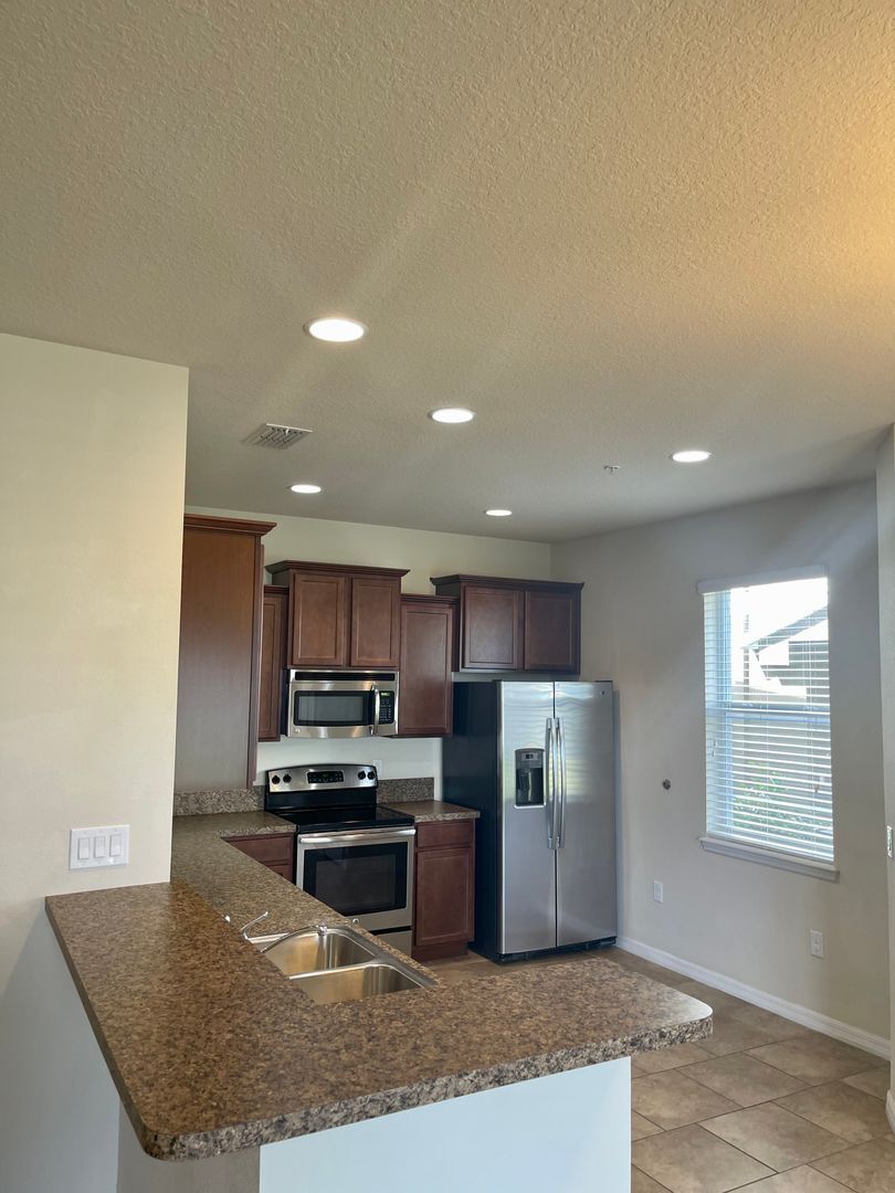 Building Photo - 3 Bedroom / 2.5 Bath / 2 Car Garage Townho...