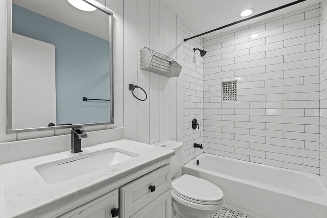 Building Photo - Adorable, Modern 3 Bedroom Ranch near Downtown Raleigh - Gorgeous finishes, open floorplan, updat...