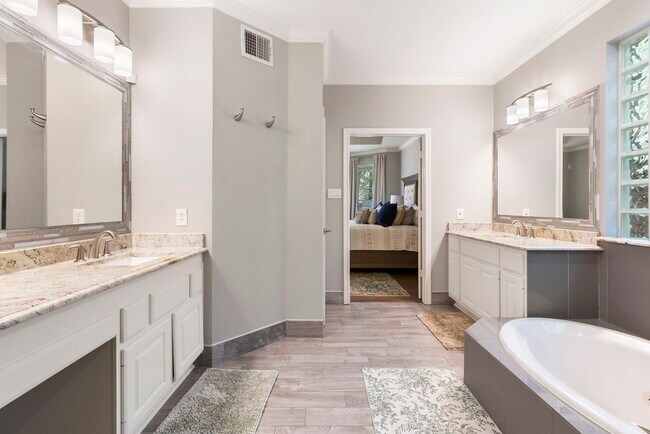 Building Photo - 10 Scenic Mill Pl