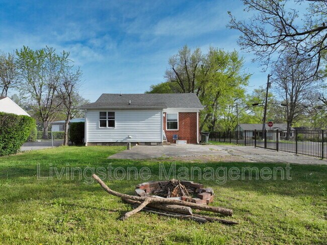 Building Photo - 501 Small St