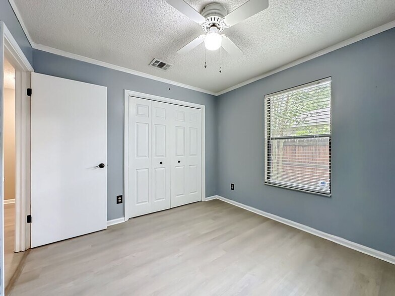 Building Photo - 341 Hickory Hollow Dr N