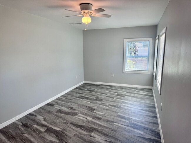 Building Photo - Large, 4 bedroom/1 bath home Located in be...