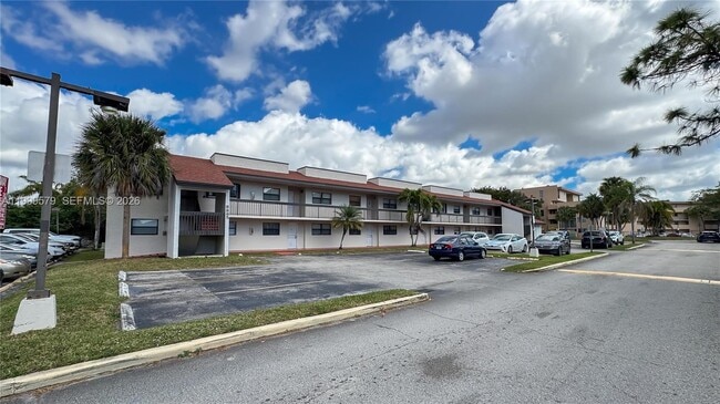 Building Photo - 8885 Fontainebleau Blvd