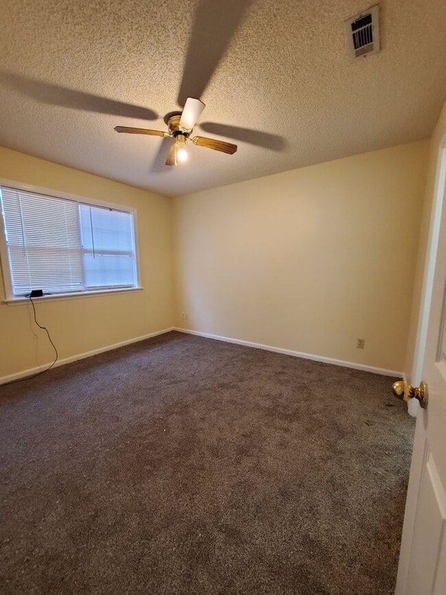 Building Photo - Charming Retreat with Wood Burning Fireplace: Your Ideal Rental Home Awaits!