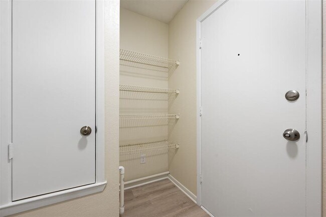 Building Photo - 608 Country Aire Dr