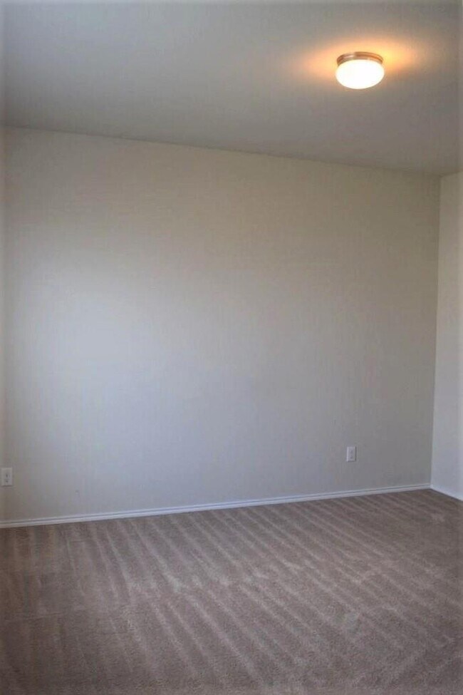 Building Photo - Cozy one story 3 bedroom - 2 bathroom open...