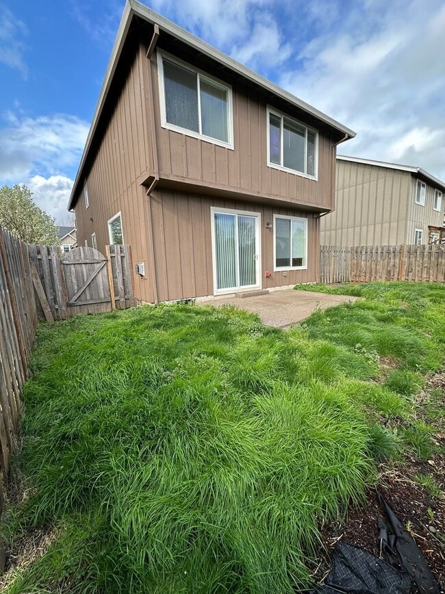 Building Photo - 5 bedroom single family house