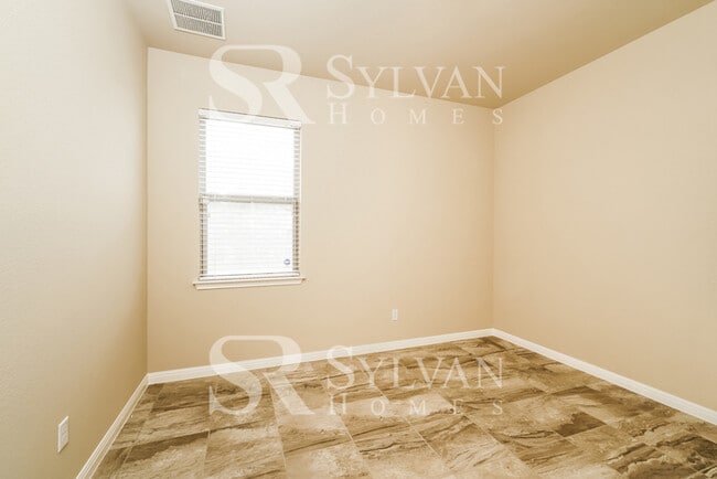 Building Photo - Prepare to be impressed by this 3 bedroom, 2 bathroom home