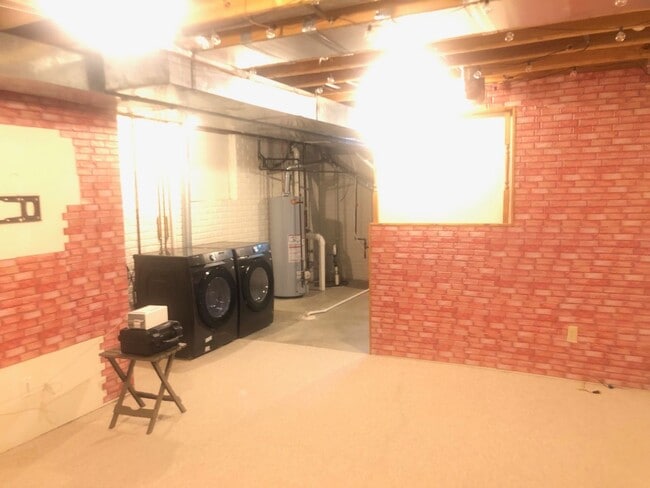 Building Photo - Gorgeous 2 BR Townhouse in Normal