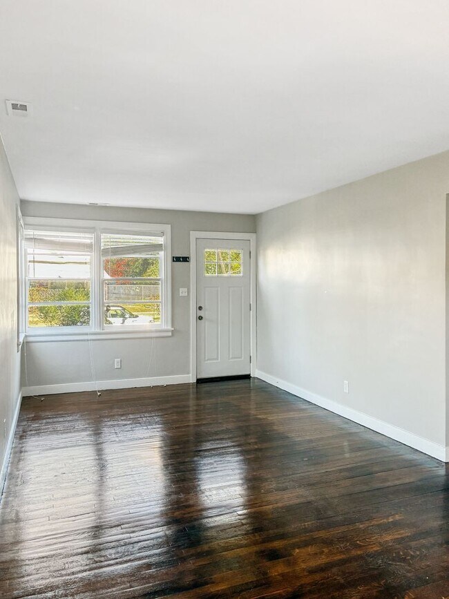 Building Photo - Newly Remodeled 3 Bedroom Home - Northside...