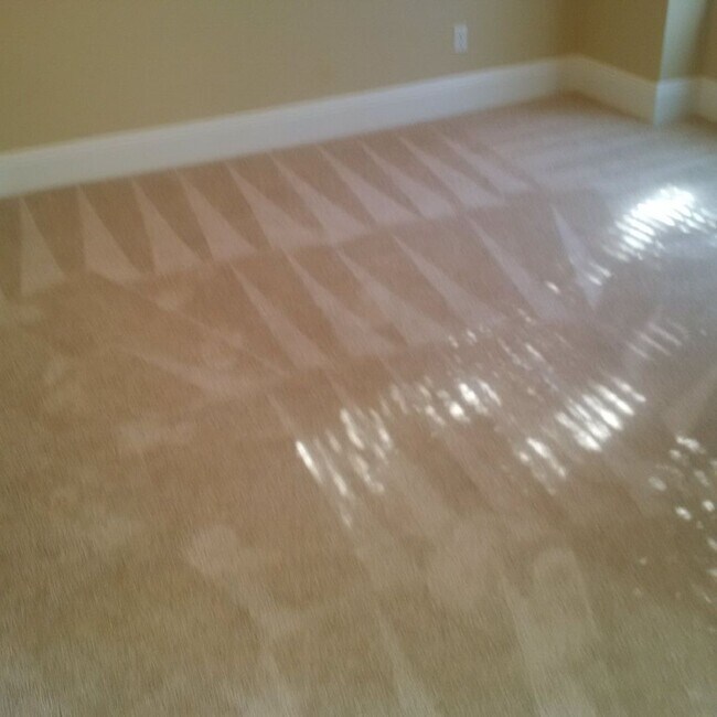 Building Photo - Beautiful 4 Bedroom 2 and 1/2 bath home in...