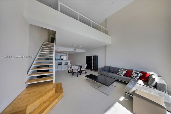 Building Photo - 2000 Bay Dr