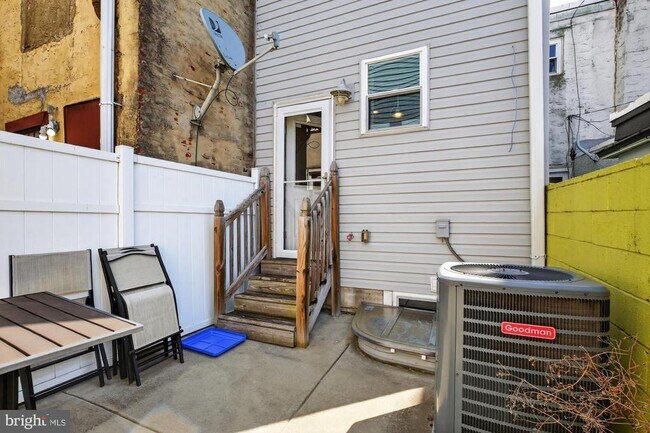 Building Photo - 2216 Almond St