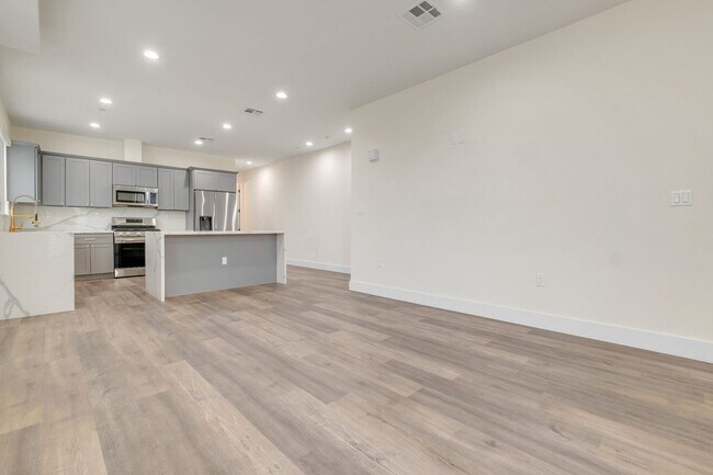 Building Photo - 4 Bed / 4 Bath Townhome in Sawtelle