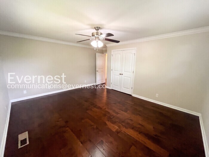 Building Photo - 5526 Crestview Dr