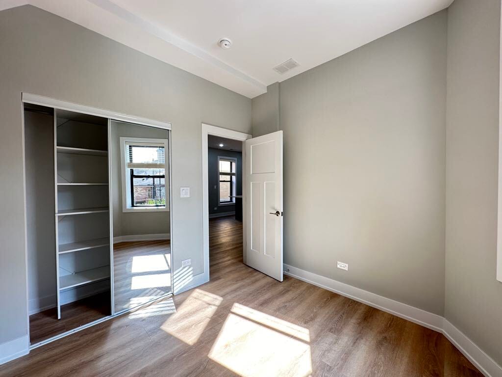 Building Photo - 442 W Belden Ave