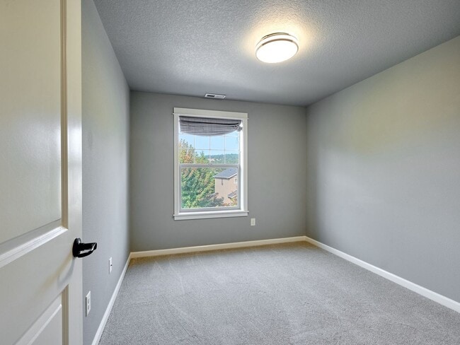Building Photo - Beautiful 4 bedroom/2.5 Bath Home On Large...
