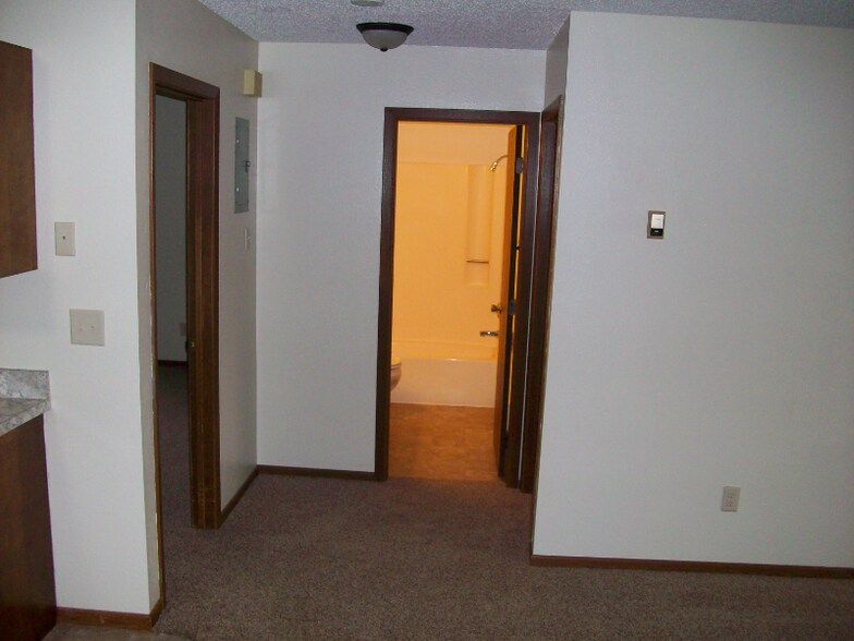 Building Photo - 2208 E Divide Ave