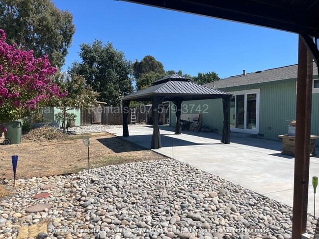 Building Photo - Lovely home on large lot down a private la...