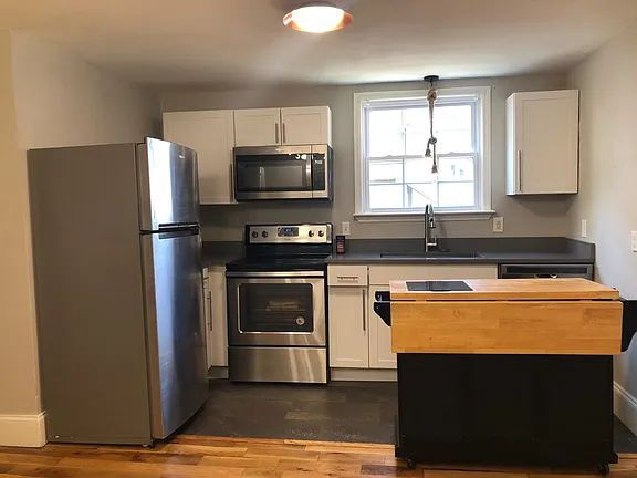 Building Photo - Sleek Highland Park Unit – Great Location,...